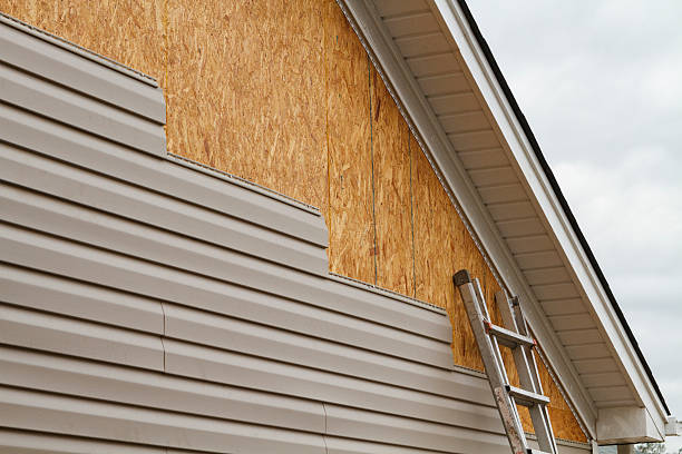 Professional Siding technician working in Union Bridge, MD